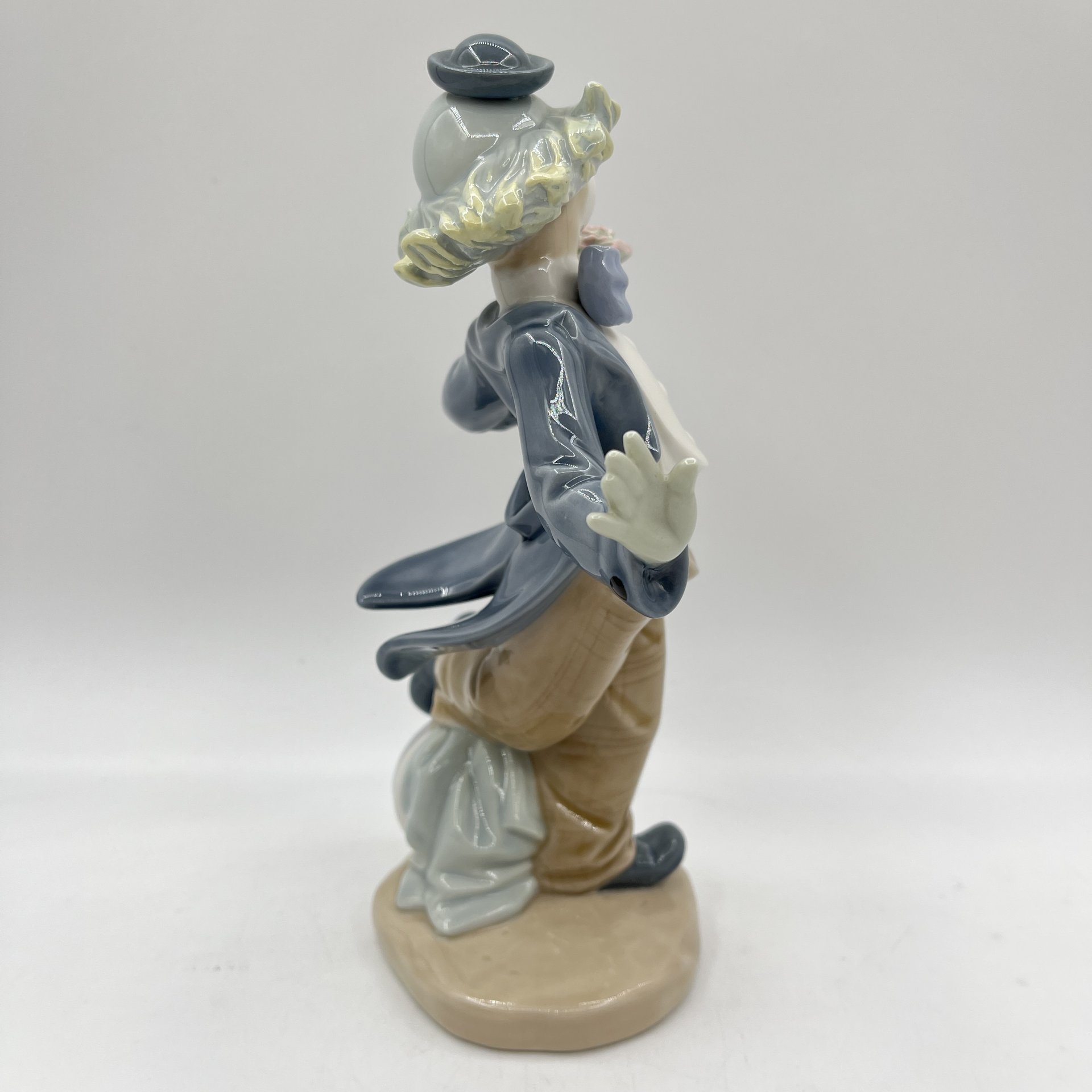 Статуэтка "Клоун с цветком в руке", NAO Porcelain
