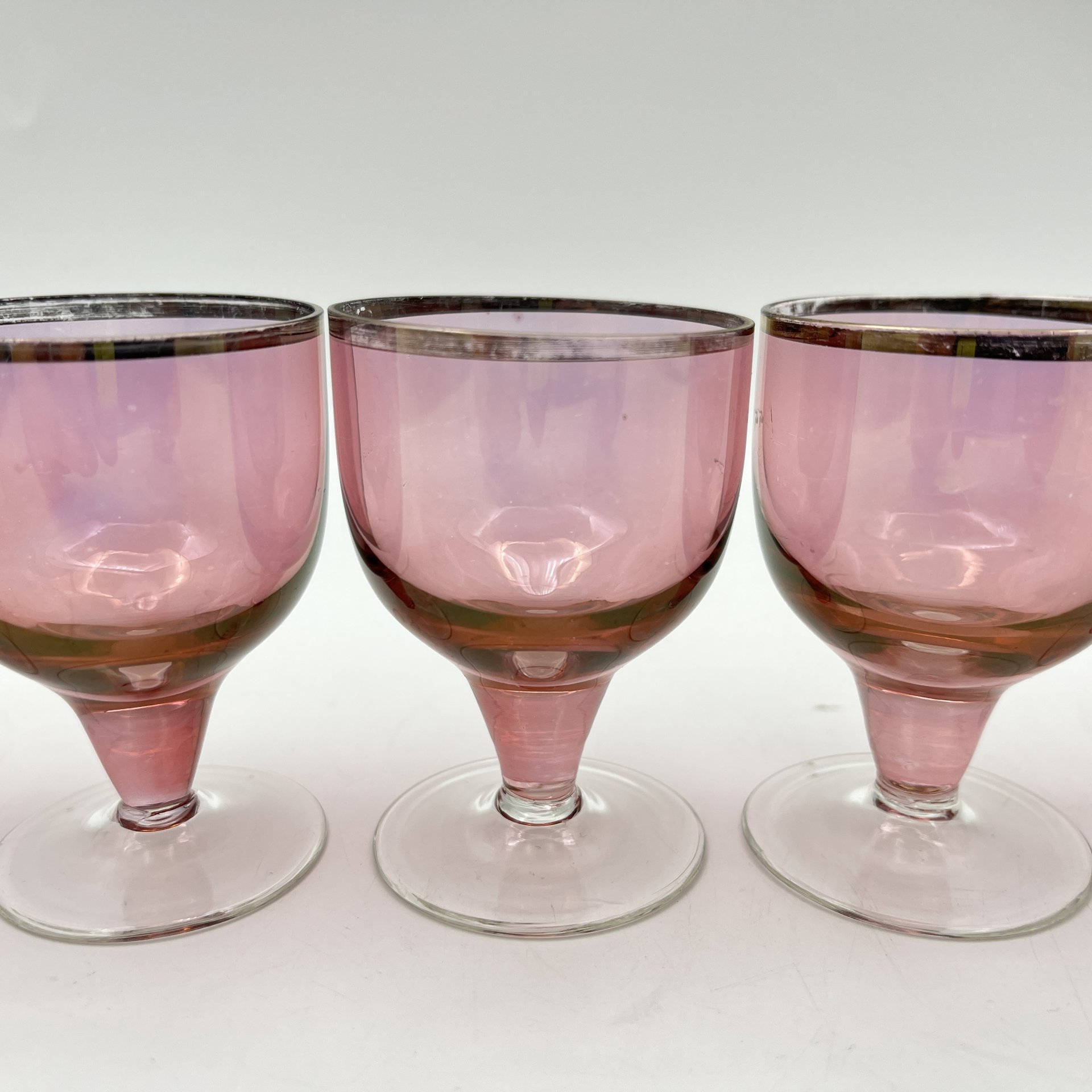 Набор рюмок розоватого оттенка на 5 персон, стекло, люстр, золочение, СССР, 1970-1990 гг.