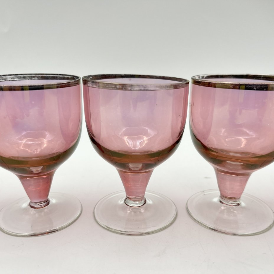 Набор рюмок розоватого оттенка на 5 персон