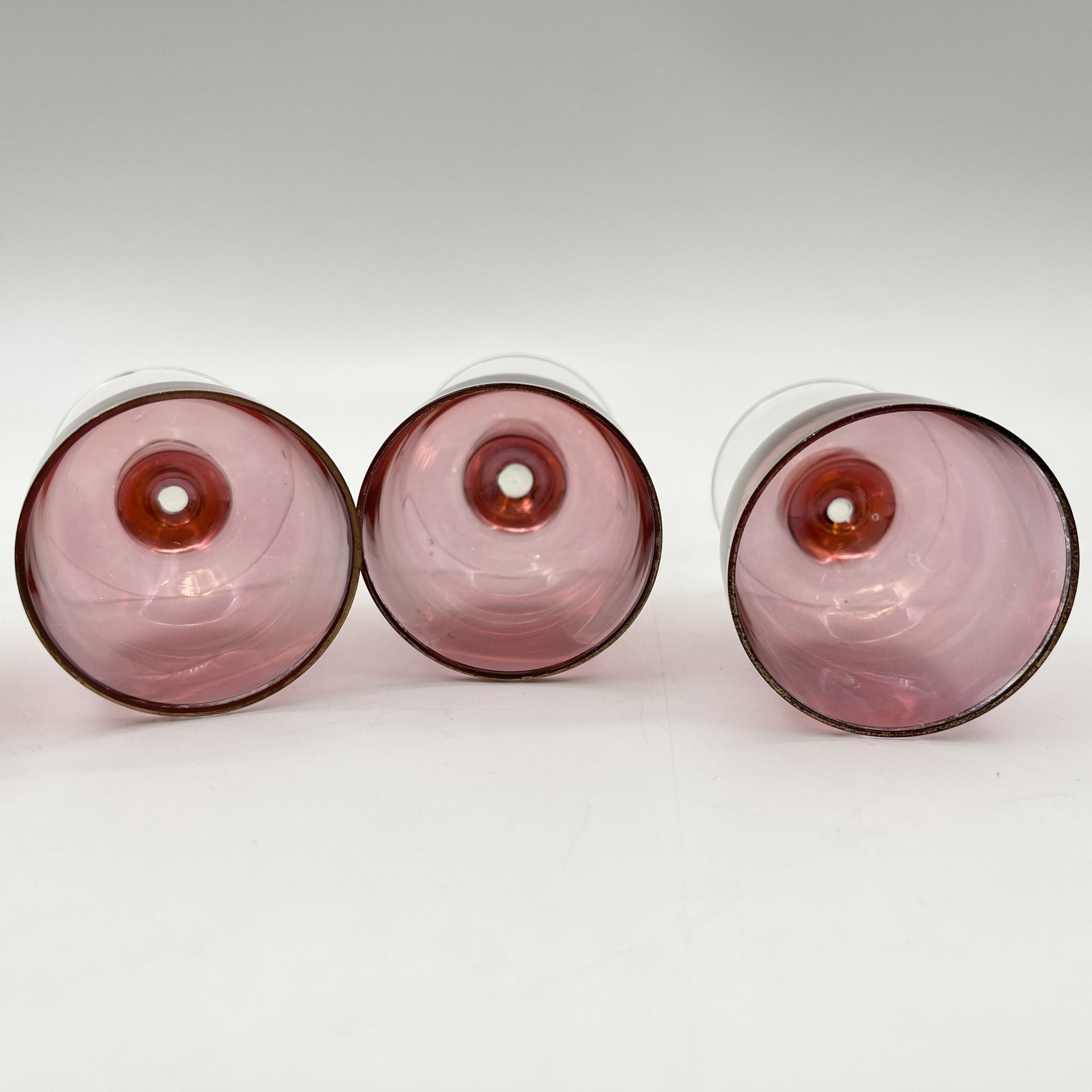 Набор рюмок розоватого оттенка на 5 персон, стекло, люстр, золочение, СССР, 1970-1990 гг.