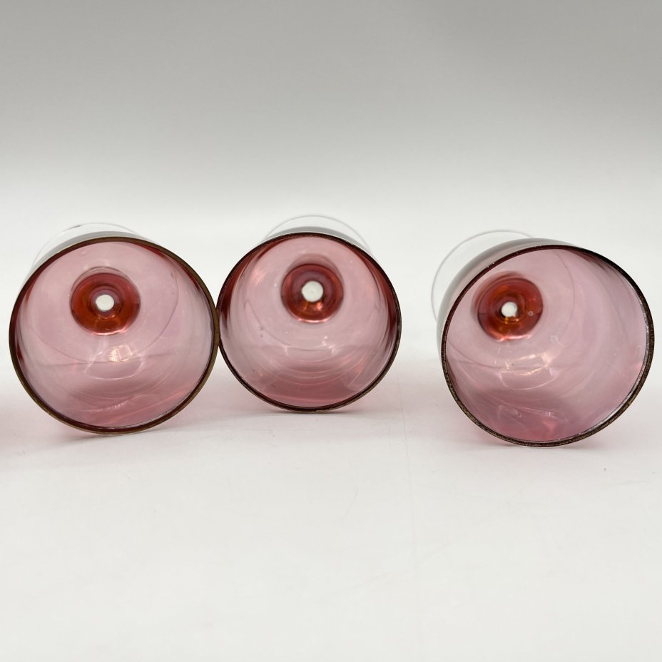 Набор рюмок розоватого оттенка на 5 персон