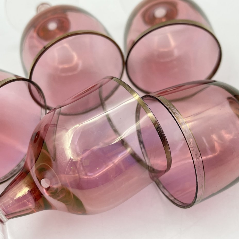 Набор рюмок розоватого оттенка на 5 персон