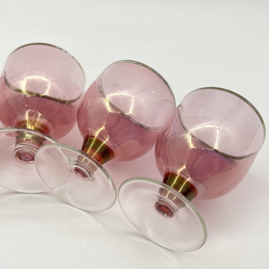 Набор рюмок розоватого оттенка на 5 персон