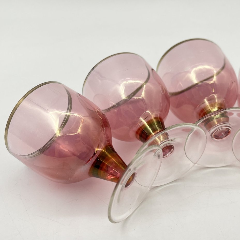 Набор рюмок розоватого оттенка на 5 персон