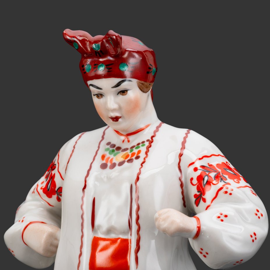 Статуэтка "Одарка", скульптор В.И. Щербина, фарфор, роспись, Киевский экспериментальный керамико-художественный завод (КЭКХЗ), Украина, 1991-2004 гг.