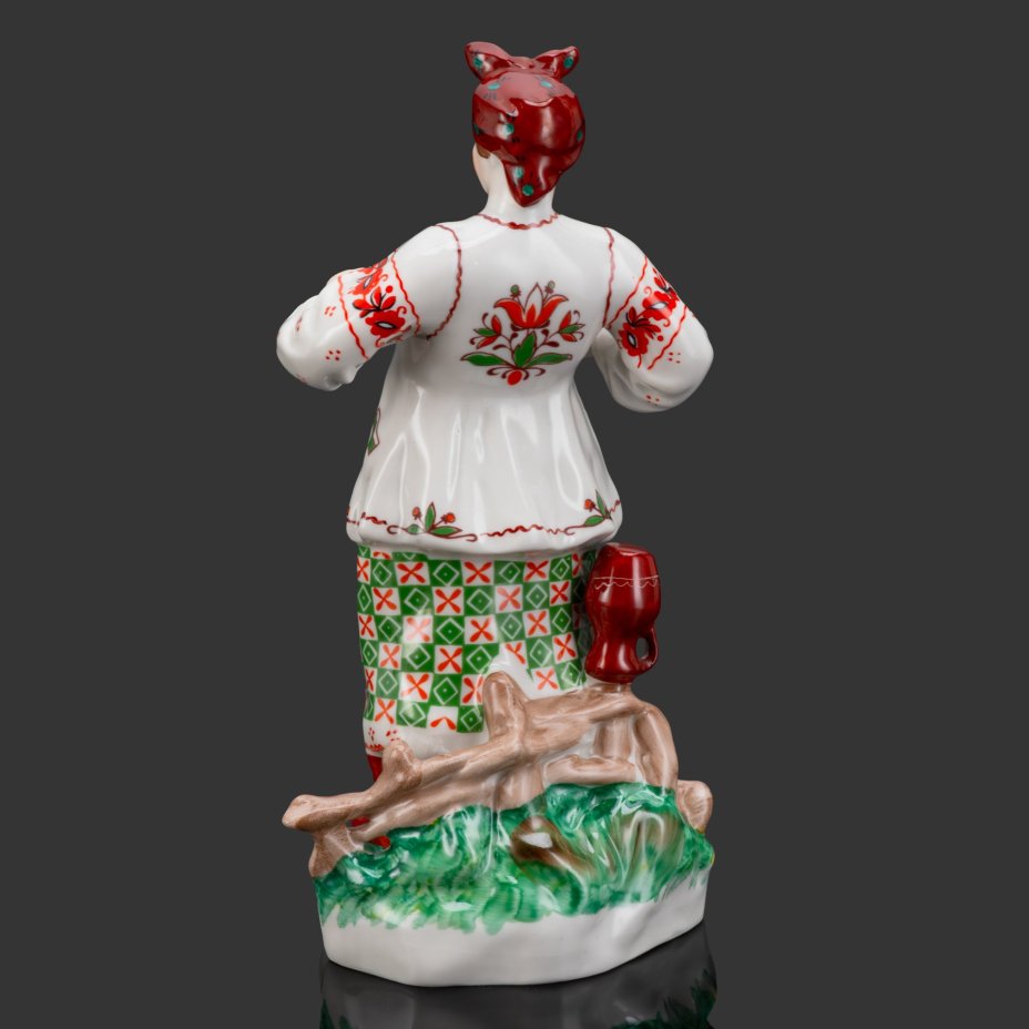 Статуэтка "Одарка", скульптор В.И. Щербина, фарфор, роспись, Киевский экспериментальный керамико-художественный завод (КЭКХЗ), Украина, 1991-2004 гг.