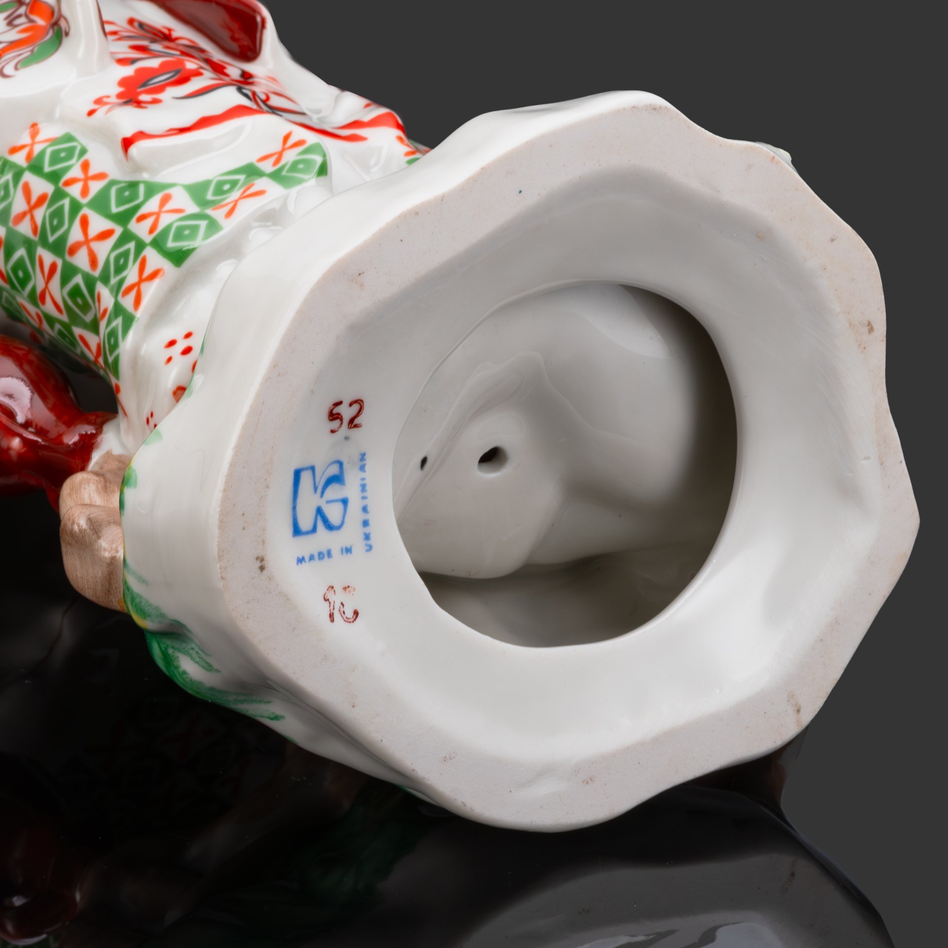 Статуэтка "Одарка", скульптор В.И. Щербина, фарфор, роспись, Киевский экспериментальный керамико-художественный завод (КЭКХЗ), Украина, 1991-2004 гг.