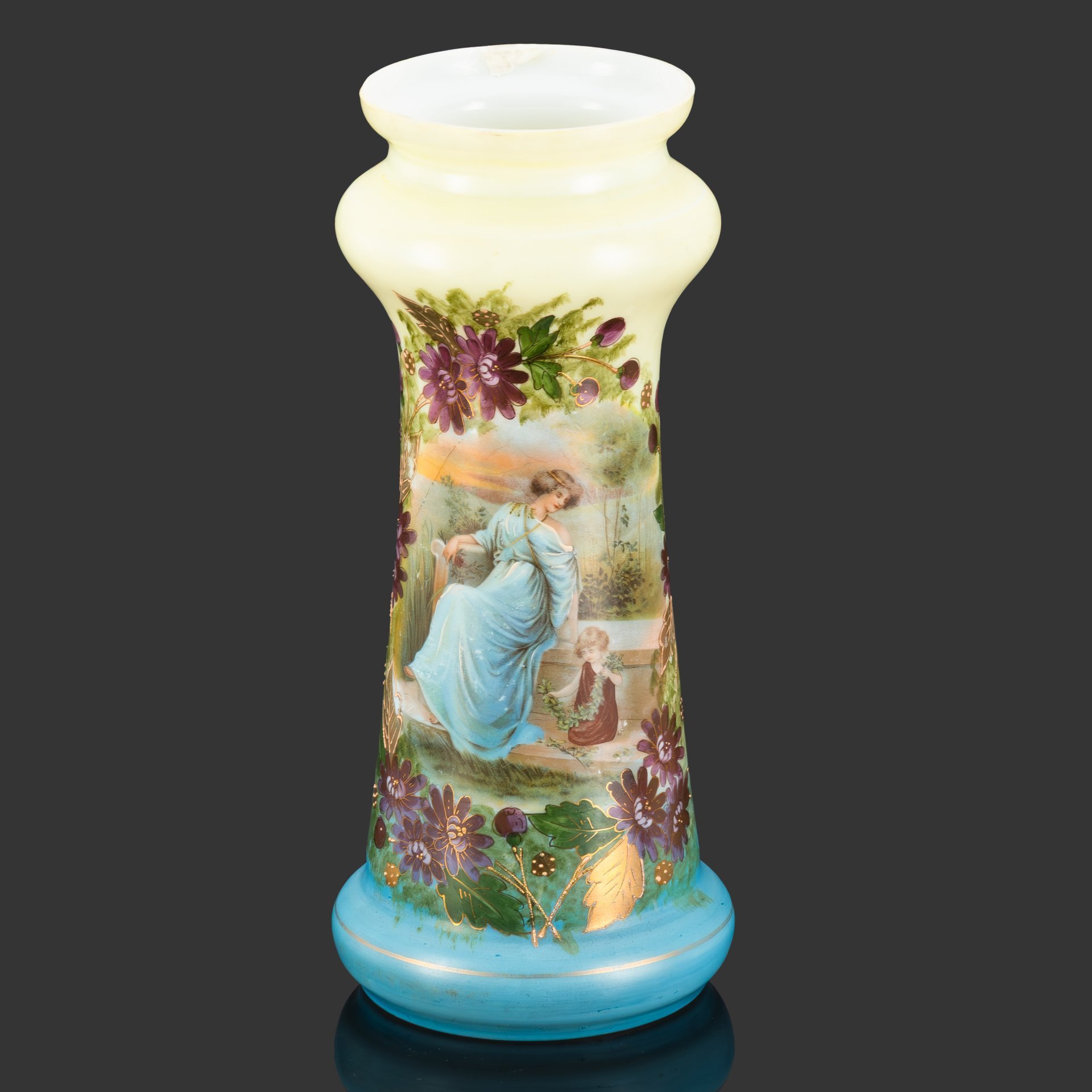 Ваза для цветов с изображением матери и ребенка на фоне пейзажа, стекло, деколь, роспись, золочение, Западная Европа, 1920-1930 гг.
