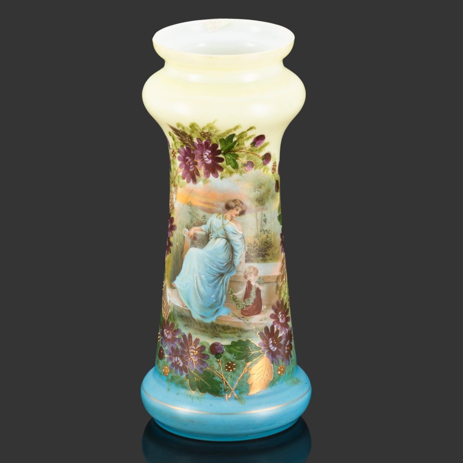Ваза для цветов с изображением матери и ребенка на фоне пейзажа, стекло, деколь, роспись, золочение, Западная Европа, 1920-1930 гг.