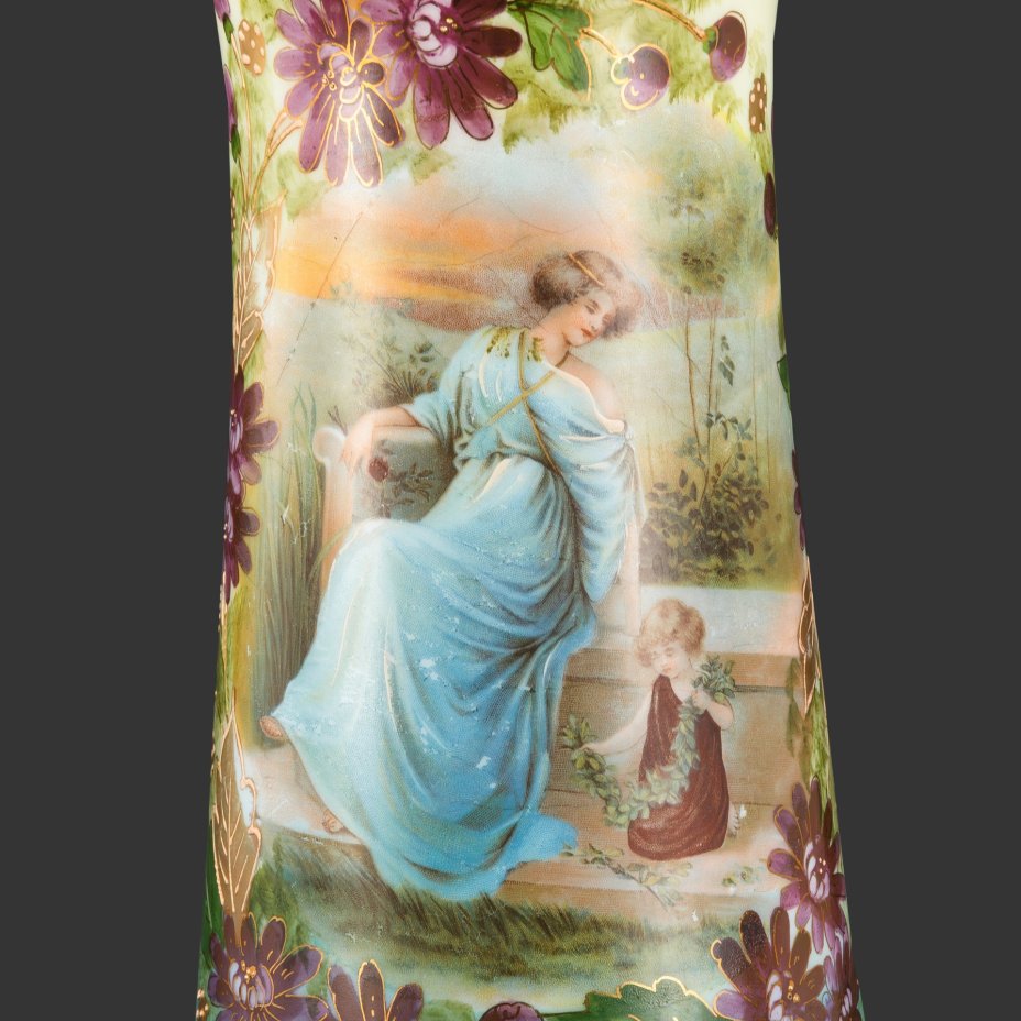 Ваза для цветов с изображением матери и ребенка на фоне пейзажа