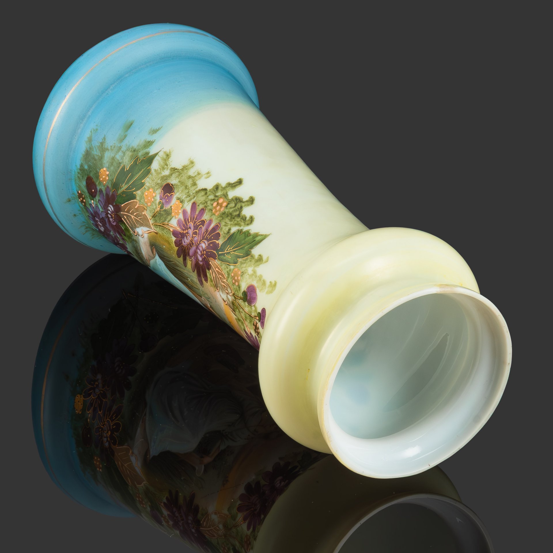 Ваза для цветов с изображением матери и ребенка на фоне пейзажа, стекло, деколь, роспись, золочение, Западная Европа, 1920-1930 гг.