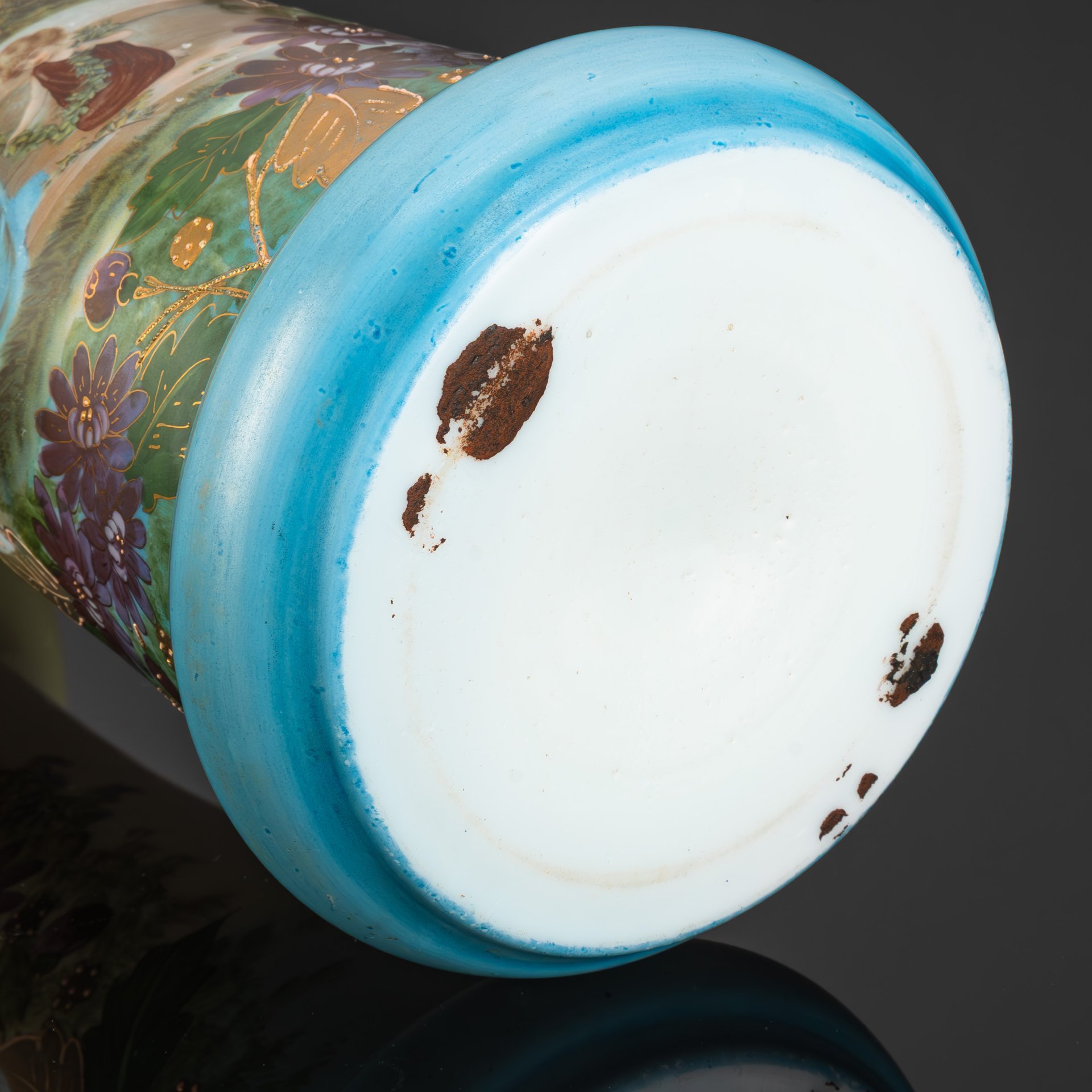 Ваза для цветов с изображением матери и ребенка на фоне пейзажа, стекло, деколь, роспись, золочение, Западная Европа, 1920-1930 гг.