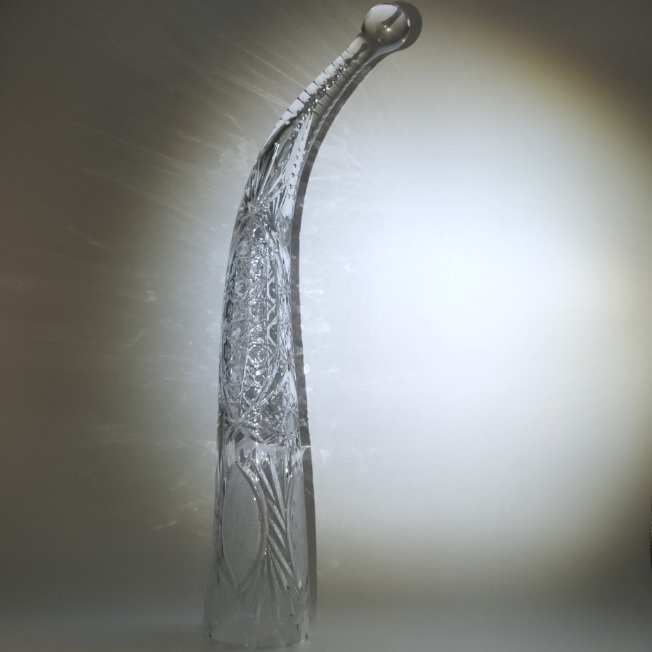 Крупный кубок для вина "Рог изобилия", украшенный резным геометрическим декором