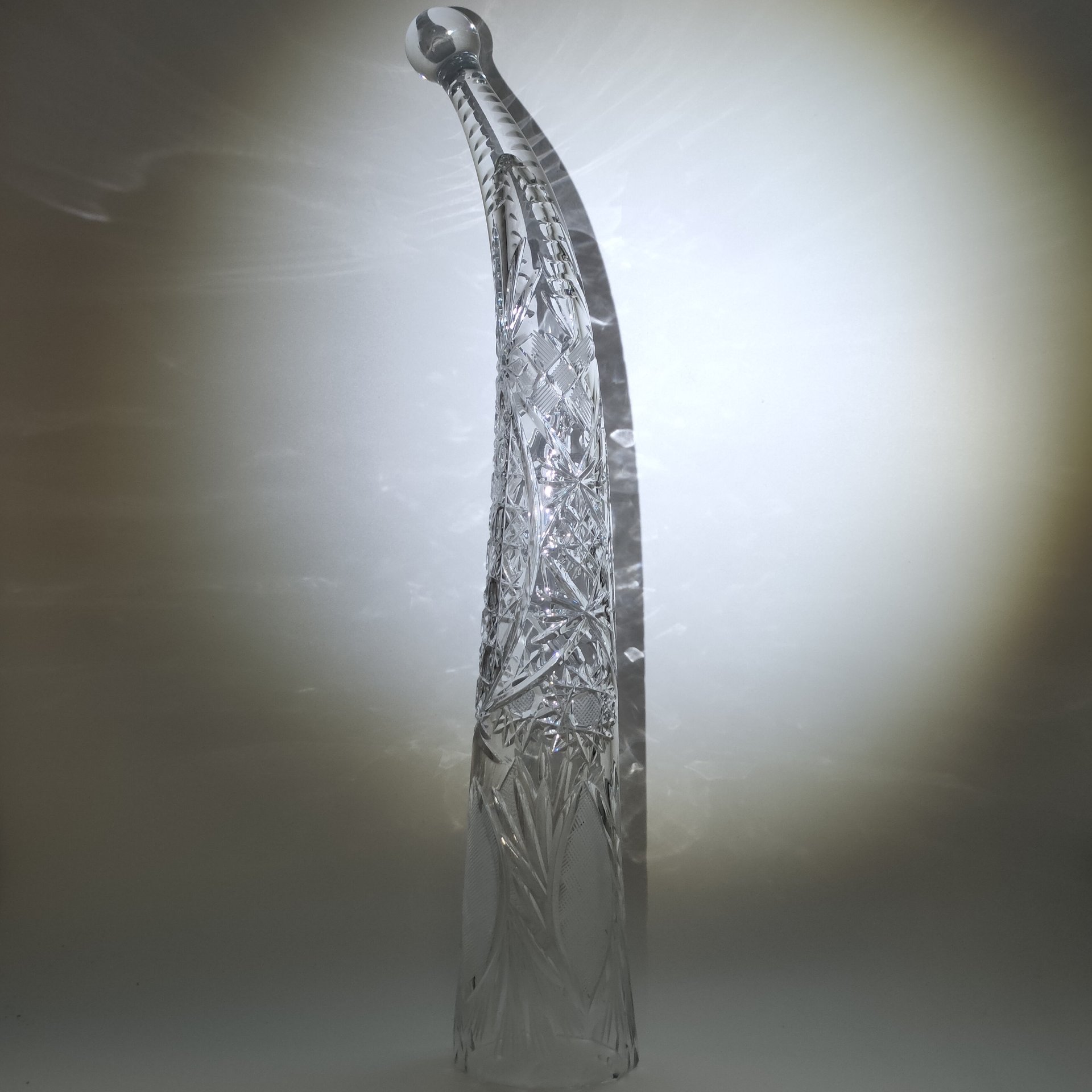 Крупный кубок для вина "Рог изобилия", украшенный резным геометрическим декором