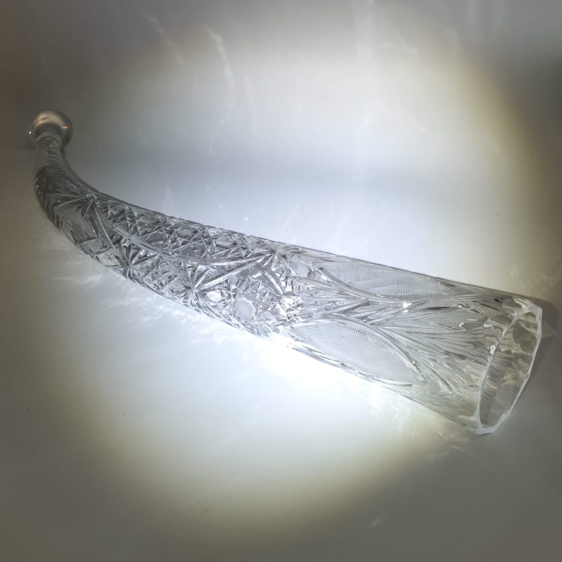 Крупный кубок для вина "Рог изобилия", украшенный резным геометрическим декором