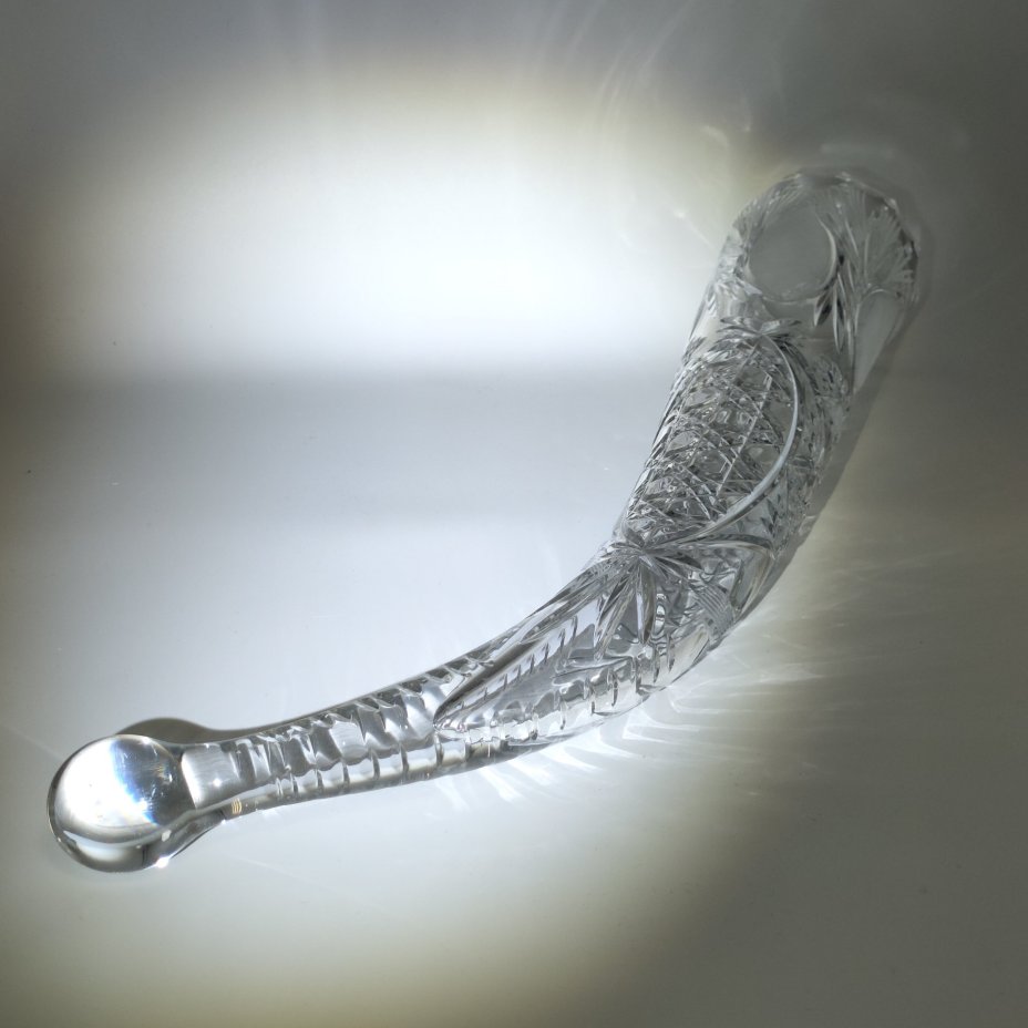 Крупный кубок для вина "Рог изобилия", украшенный резным геометрическим декором