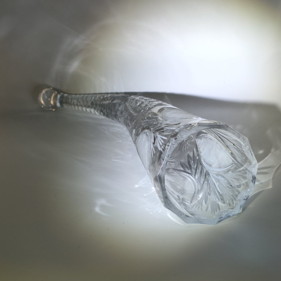 Крупный кубок для вина "Рог изобилия", украшенный резным геометрическим декором