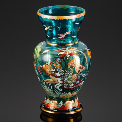 Ваза для цветов голубого оттенка с изображением сказочного сюжета, стекло, роспись эмалевыми красками, Западная Европа, 1950-1970 гг.