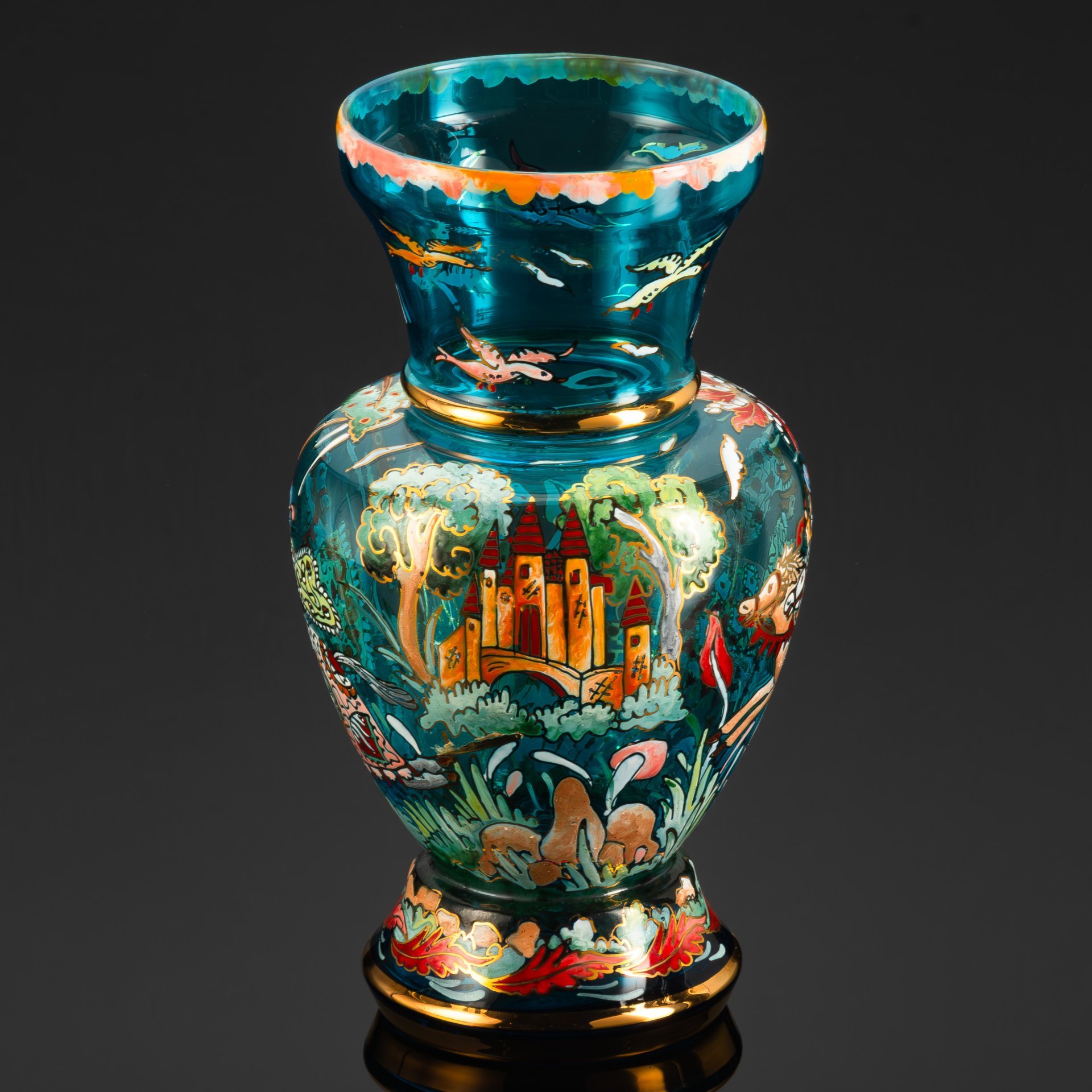 Ваза для цветов голубого оттенка с изображением сказочного сюжета, стекло, роспись эмалевыми красками, Западная Европа, 1950-1970 гг.