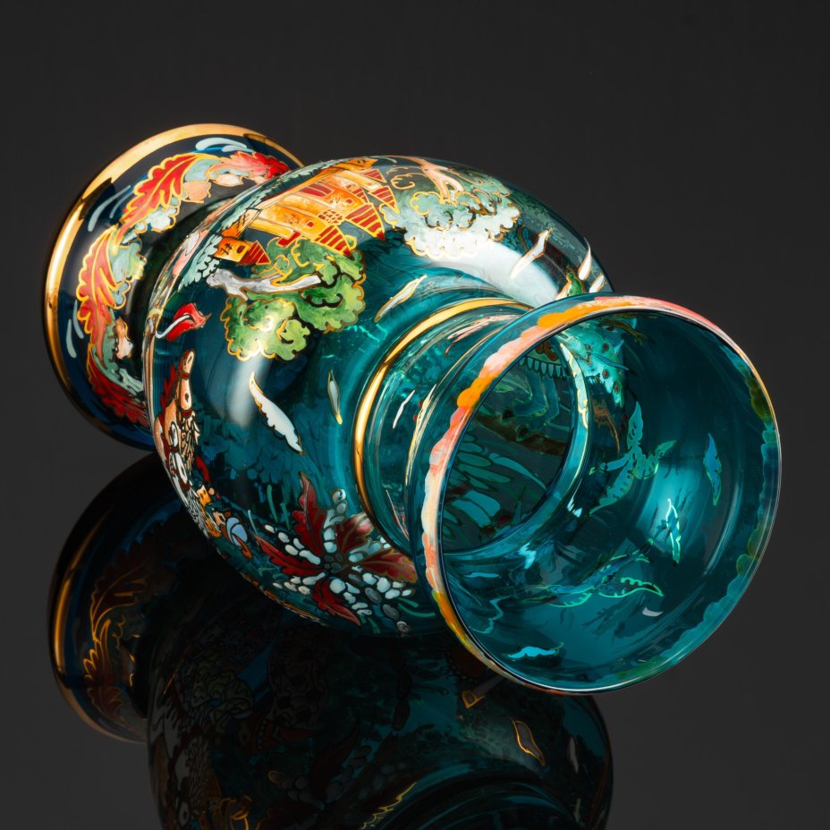 Ваза для цветов голубого оттенка с изображением сказочного сюжета