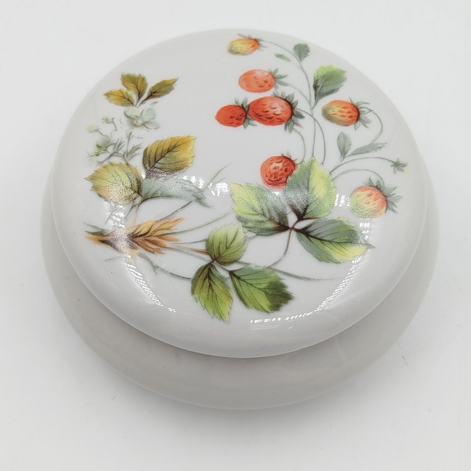 Шкатулка с изображением земляники,  Camille Tharaud, Limoges France