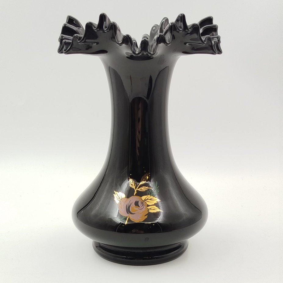 Ваза черного цвета с фестончатым краем и растительным декором, стекло, деколь, золочение, Чехия, 1990-2000 гг.