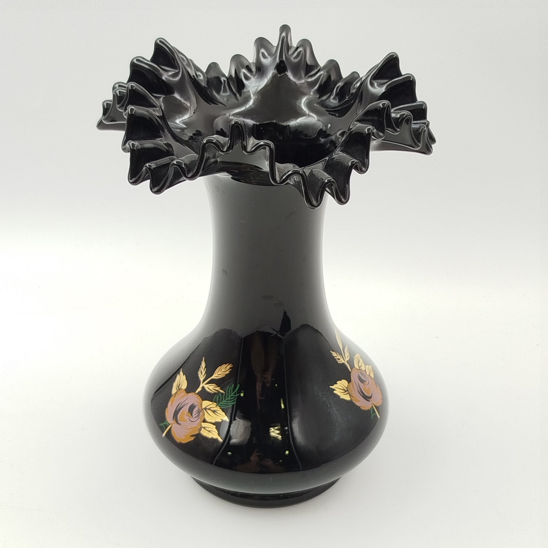 Ваза черного цвета с фестончатым краем и растительным декором, стекло, деколь, золочение, Чехия, 1990-2000 гг.