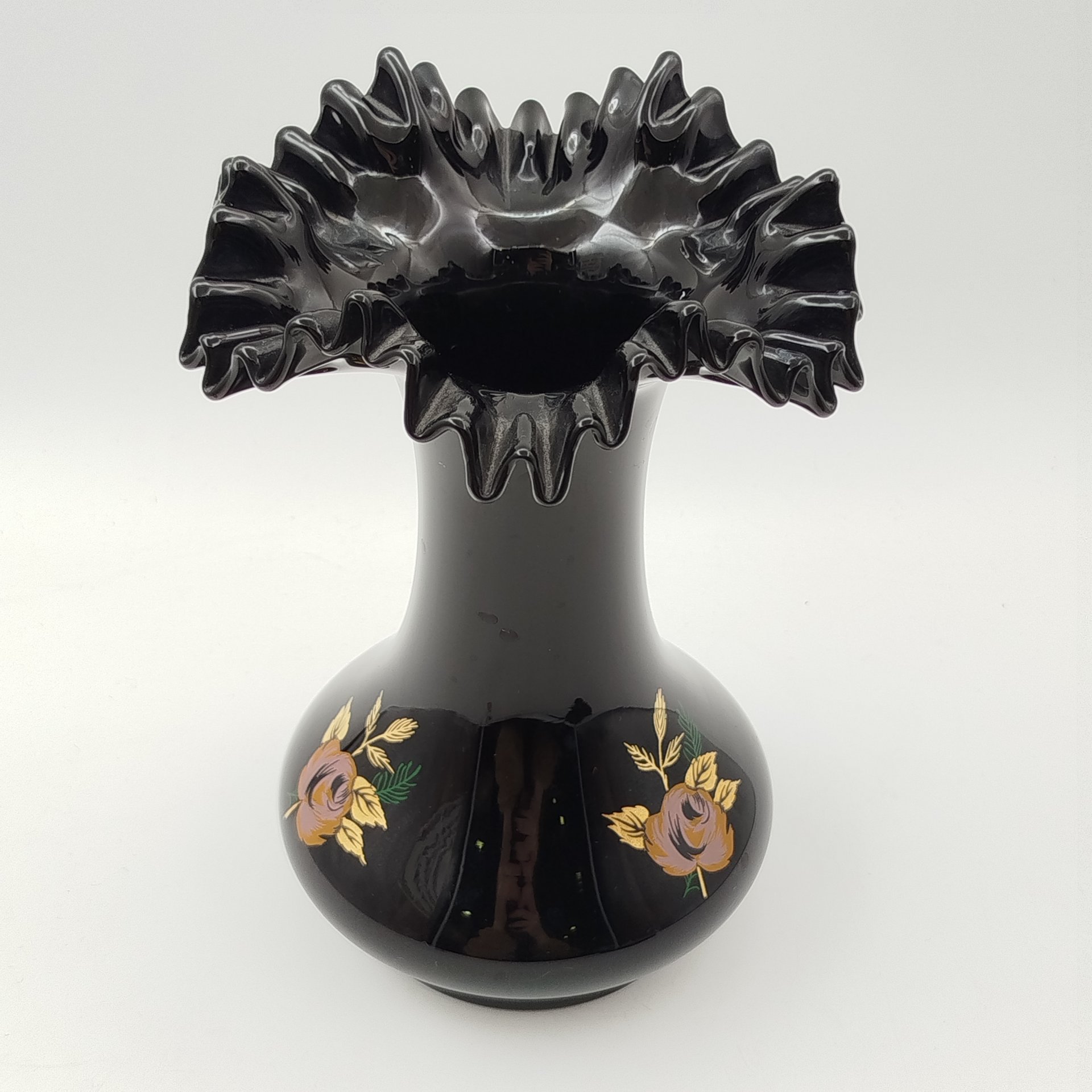 Ваза черного цвета с фестончатым краем и растительным декором, стекло, деколь, золочение, Чехия, 1990-2000 гг.