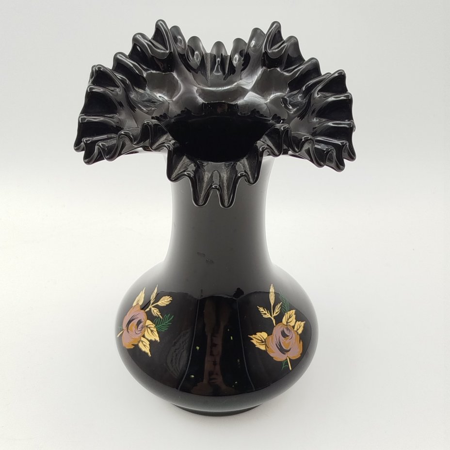 Ваза черного цвета с фестончатым краем и растительным декором