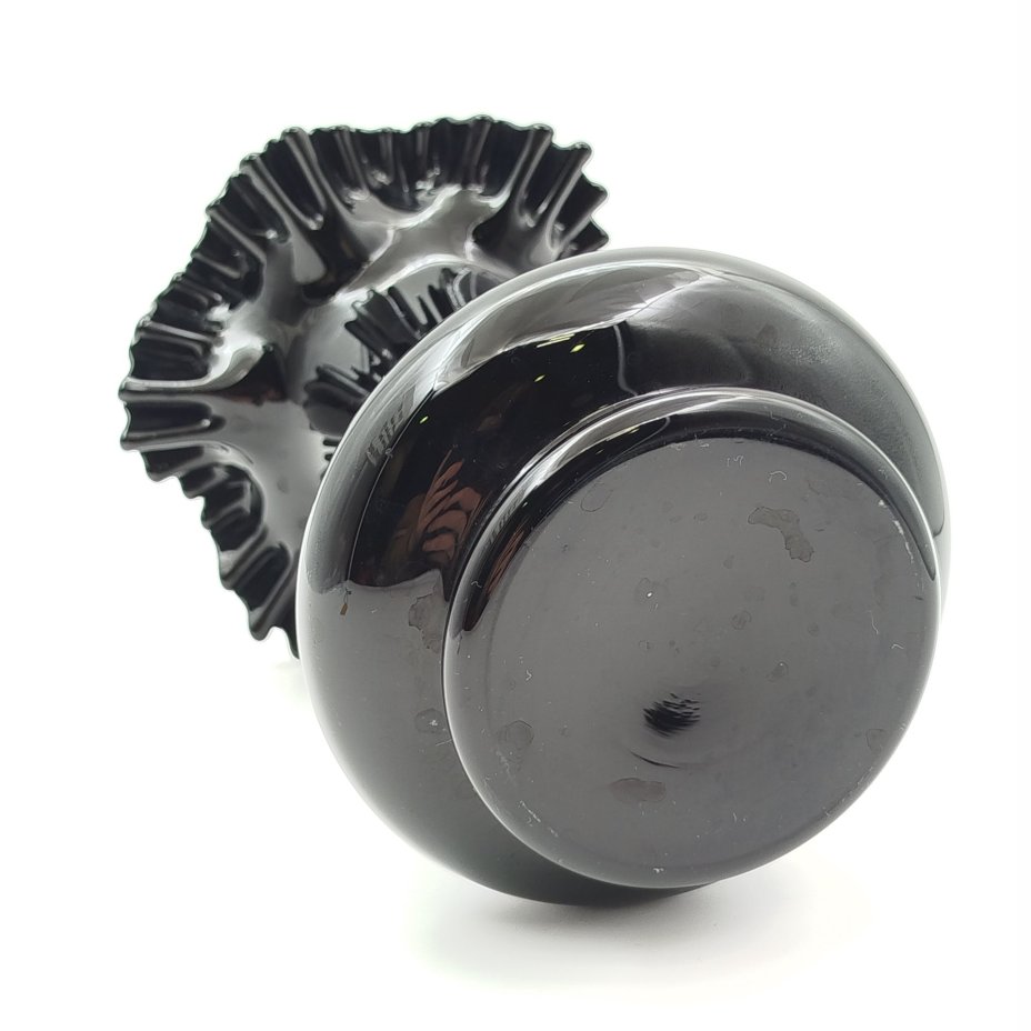 Ваза черного цвета с фестончатым краем и растительным декором