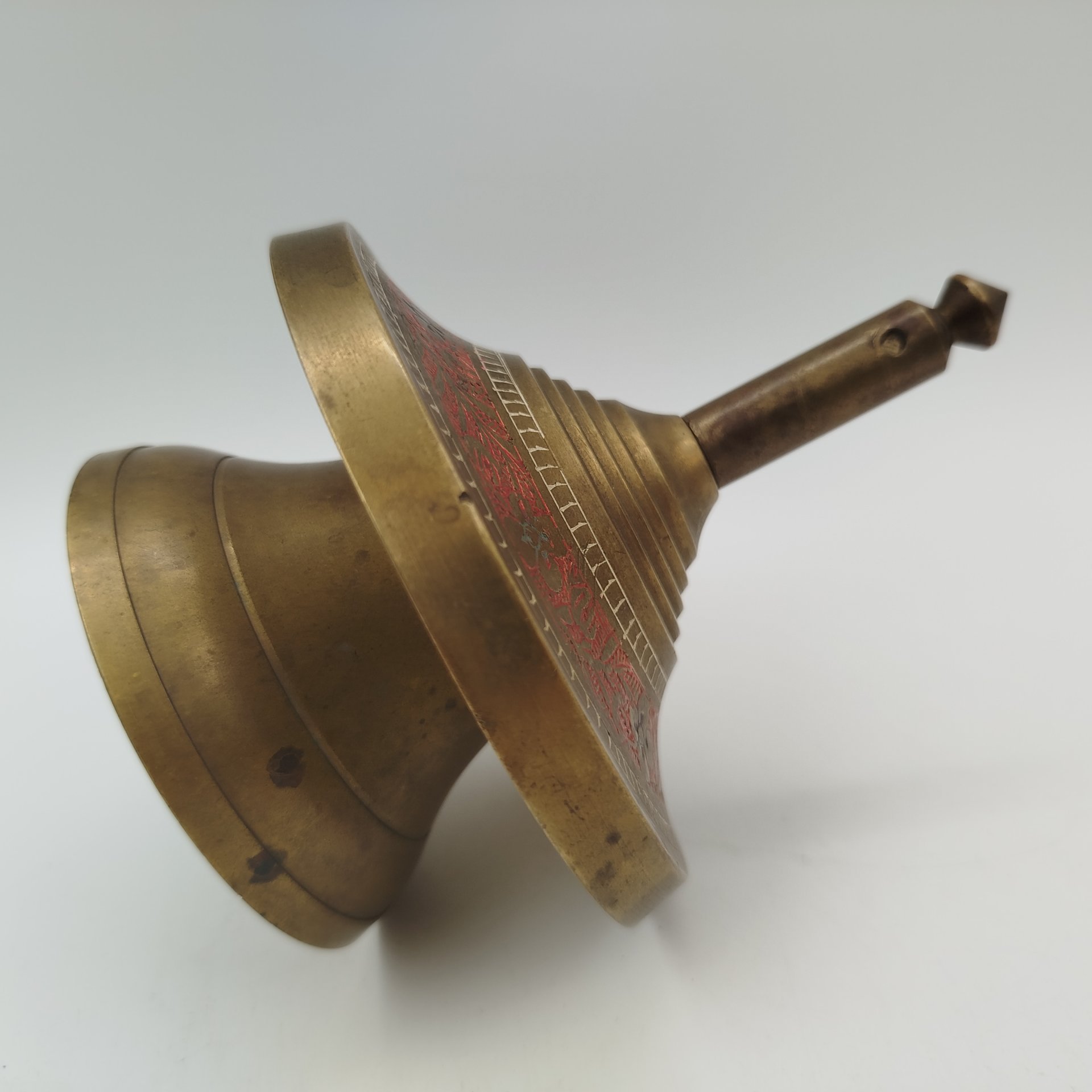 Колокольчик, украшенный растительным декором, латунь, эмали, Индия, 1980-2000 гг.