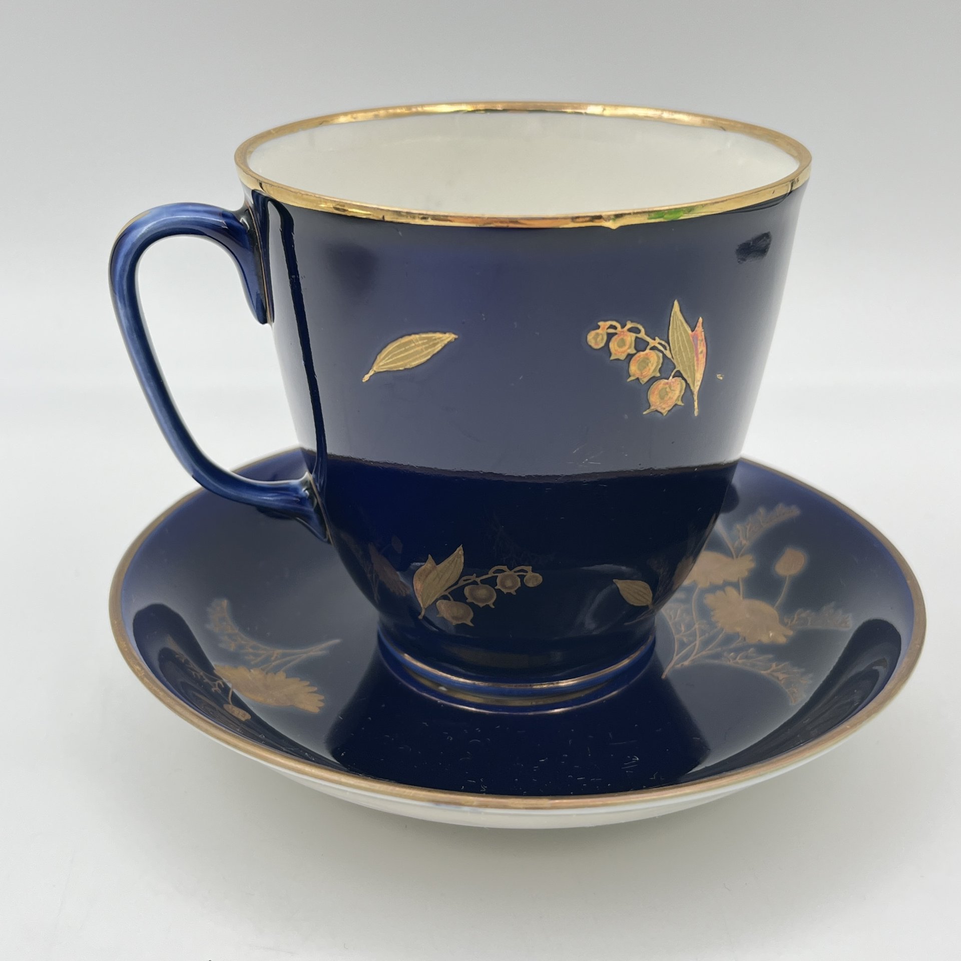 Пара чайная "Ландыш", форма "Малый колокол", автор рисунка Л.И. Лебединская (блюдце в подборе), фарфор, крытье кобальтом, золочение, Ленинградский фарфоровый завод (ЛФЗ), СССР, 1950-1970 гг.