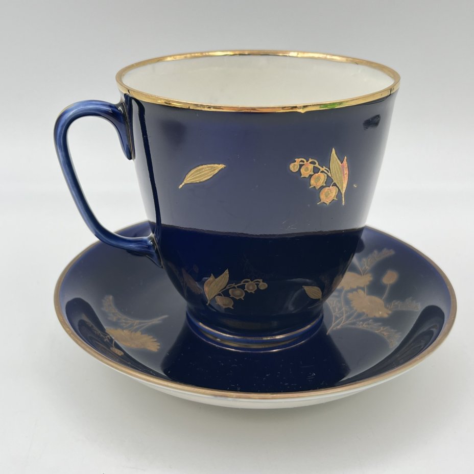 Пара чайная "Ландыш", форма "Малый колокол", автор рисунка Л.И. Лебединская (блюдце в подборе), фарфор, крытье кобальтом, золочение, Ленинградский фарфоровый завод (ЛФЗ), СССР, 1950-1970 гг.