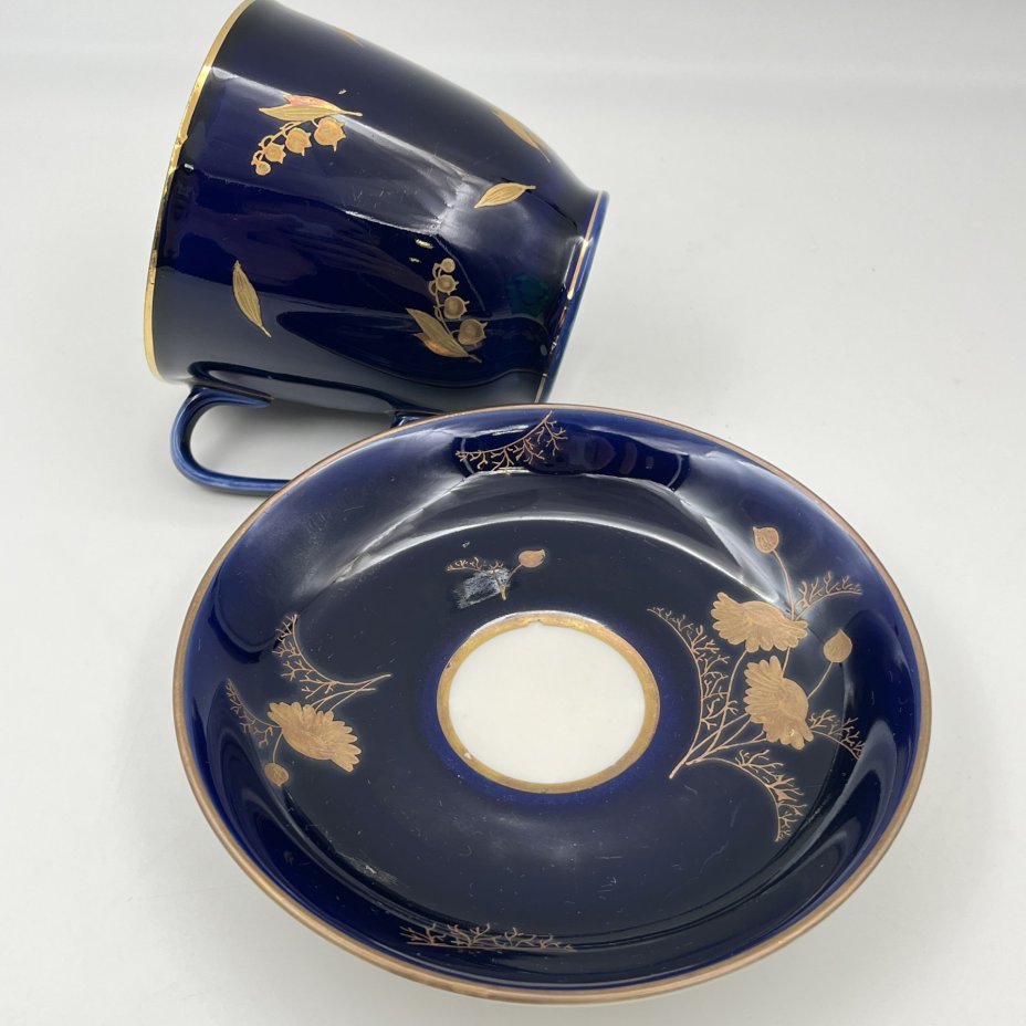 Пара чайная "Ландыш", форма "Малый колокол", автор рисунка Л.И. Лебединская (блюдце в подборе), фарфор, крытье кобальтом, золочение, Ленинградский фарфоровый завод (ЛФЗ), СССР, 1950-1970 гг.