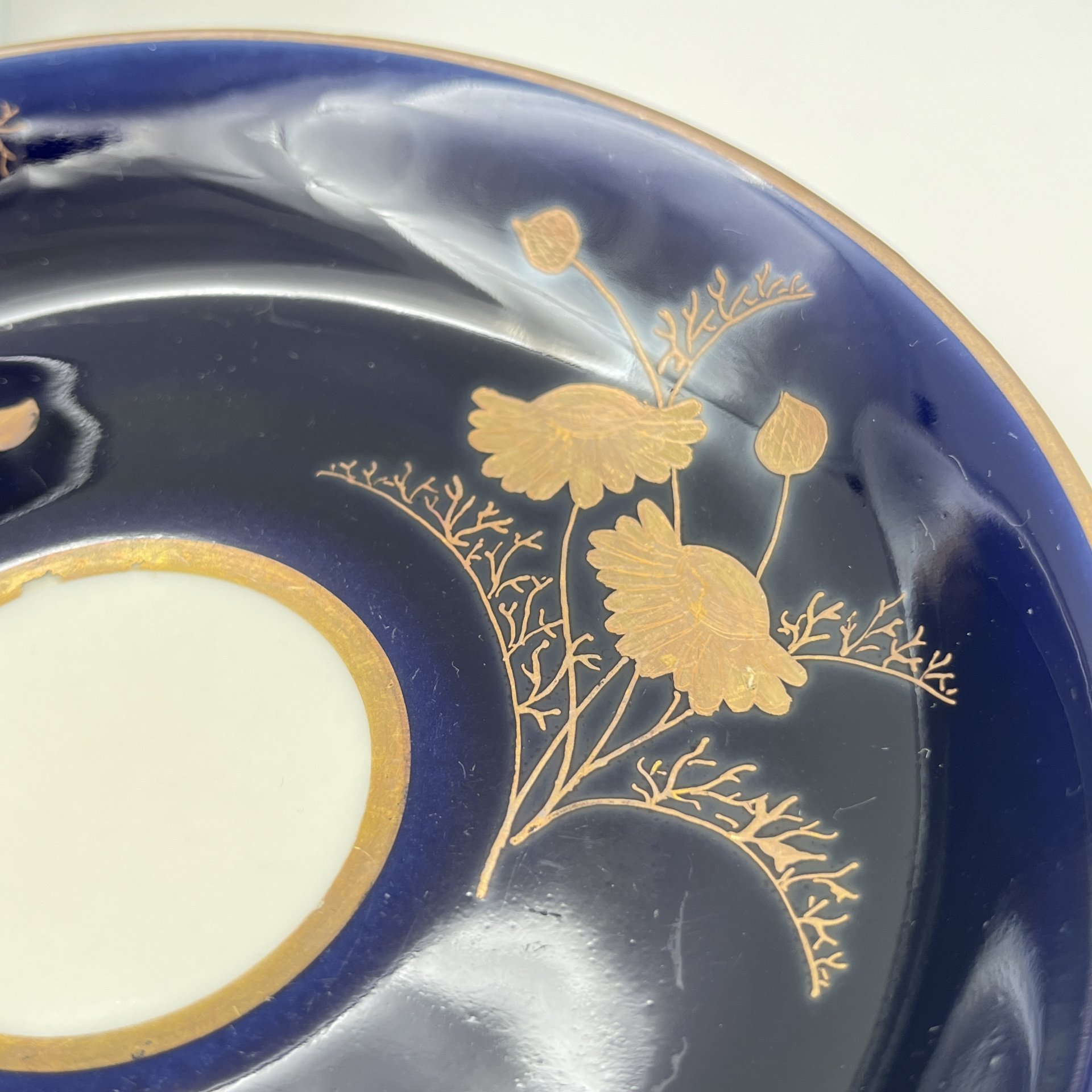 Пара чайная "Ландыш", форма "Малый колокол", автор рисунка Л.И. Лебединская (блюдце в подборе), фарфор, крытье кобальтом, золочение, Ленинградский фарфоровый завод (ЛФЗ), СССР, 1950-1970 гг.