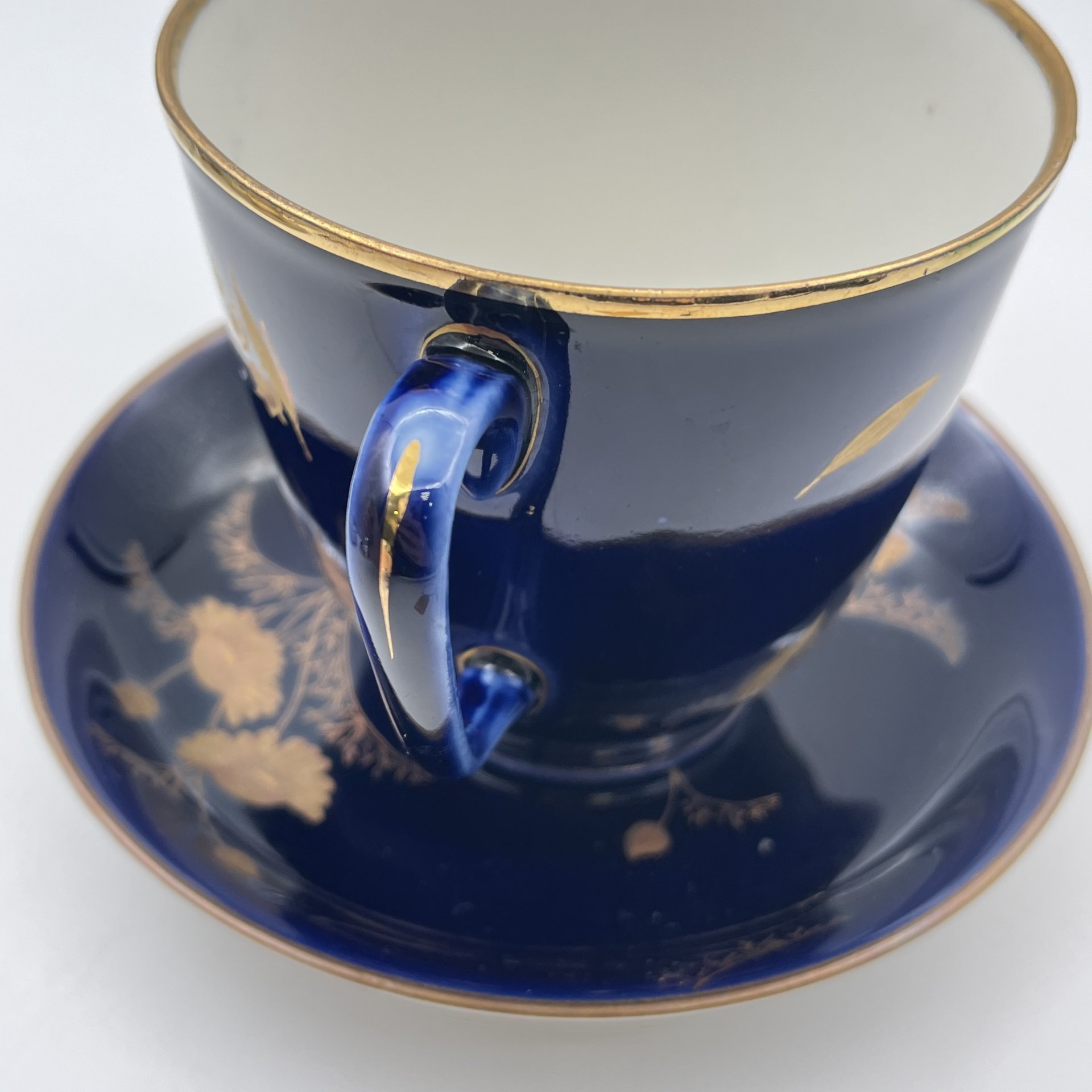 Пара чайная "Ландыш", форма "Малый колокол", автор рисунка Л.И. Лебединская (блюдце в подборе), фарфор, крытье кобальтом, золочение, Ленинградский фарфоровый завод (ЛФЗ), СССР, 1950-1970 гг.