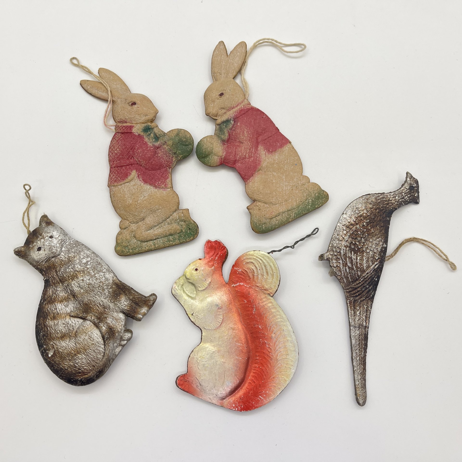 Набор из 5-ти винтажных ёлочных игрушек различных форм и расцветок, картон, штамповка, аэрография, СССР, 1960-1980 гг.