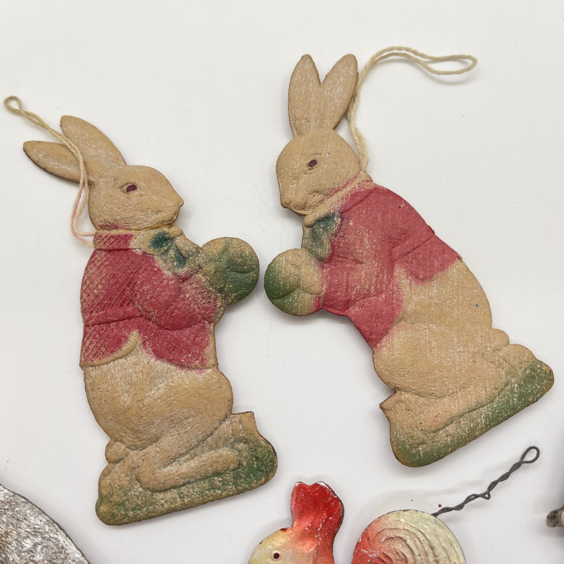 Набор из 5-ти винтажных ёлочных игрушек различных форм и расцветок, картон, штамповка, аэрография, СССР, 1960-1980 гг.