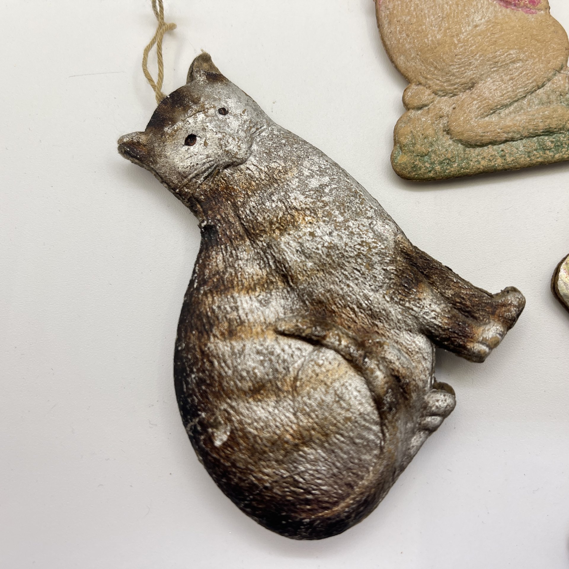 Набор из 5-ти винтажных ёлочных игрушек различных форм и расцветок, картон, штамповка, аэрография, СССР, 1960-1980 гг.