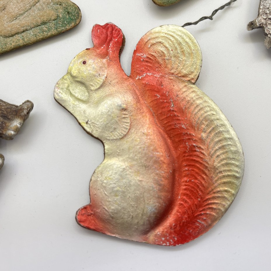 Набор из 5-ти винтажных ёлочных игрушек различных форм и расцветок, картон, штамповка, аэрография