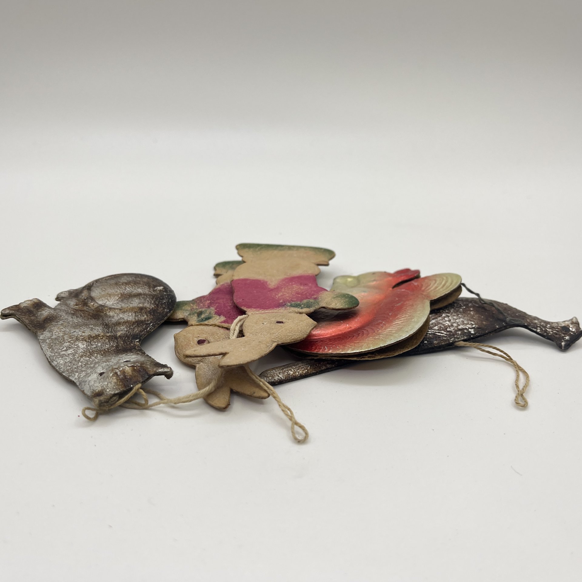 Набор из 5-ти винтажных ёлочных игрушек различных форм и расцветок, картон, штамповка, аэрография, СССР, 1960-1980 гг.