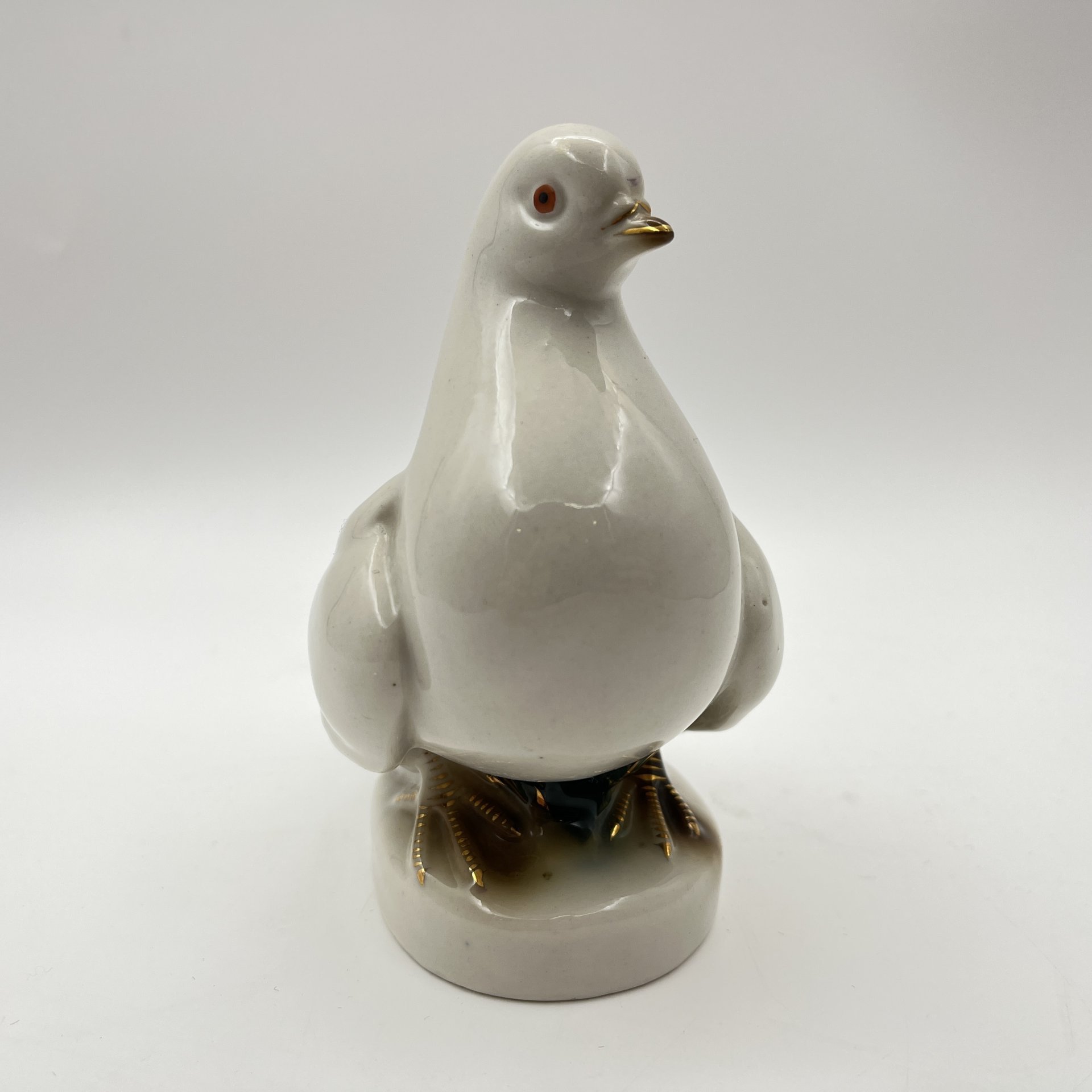 Статуэтка "Голубь", фарфор, роспись, золочение, Турыгинский фарфоровый завод артели «Художественная керамика» (Гжель), СССР, 1950-1960 гг.