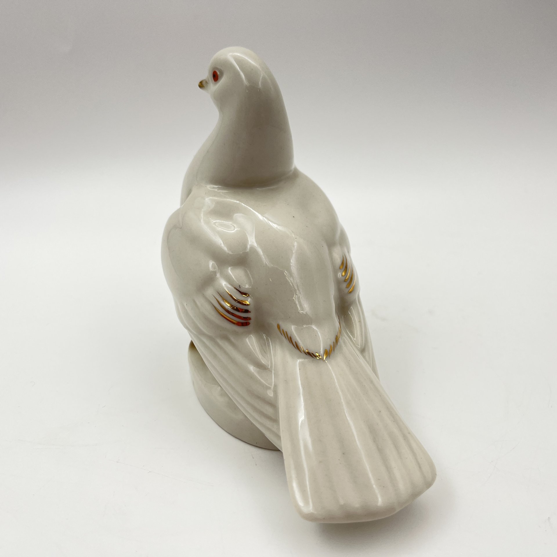 Статуэтка "Голубь", фарфор, роспись, золочение, Турыгинский фарфоровый завод артели «Художественная керамика» (Гжель), СССР, 1950-1960 гг.