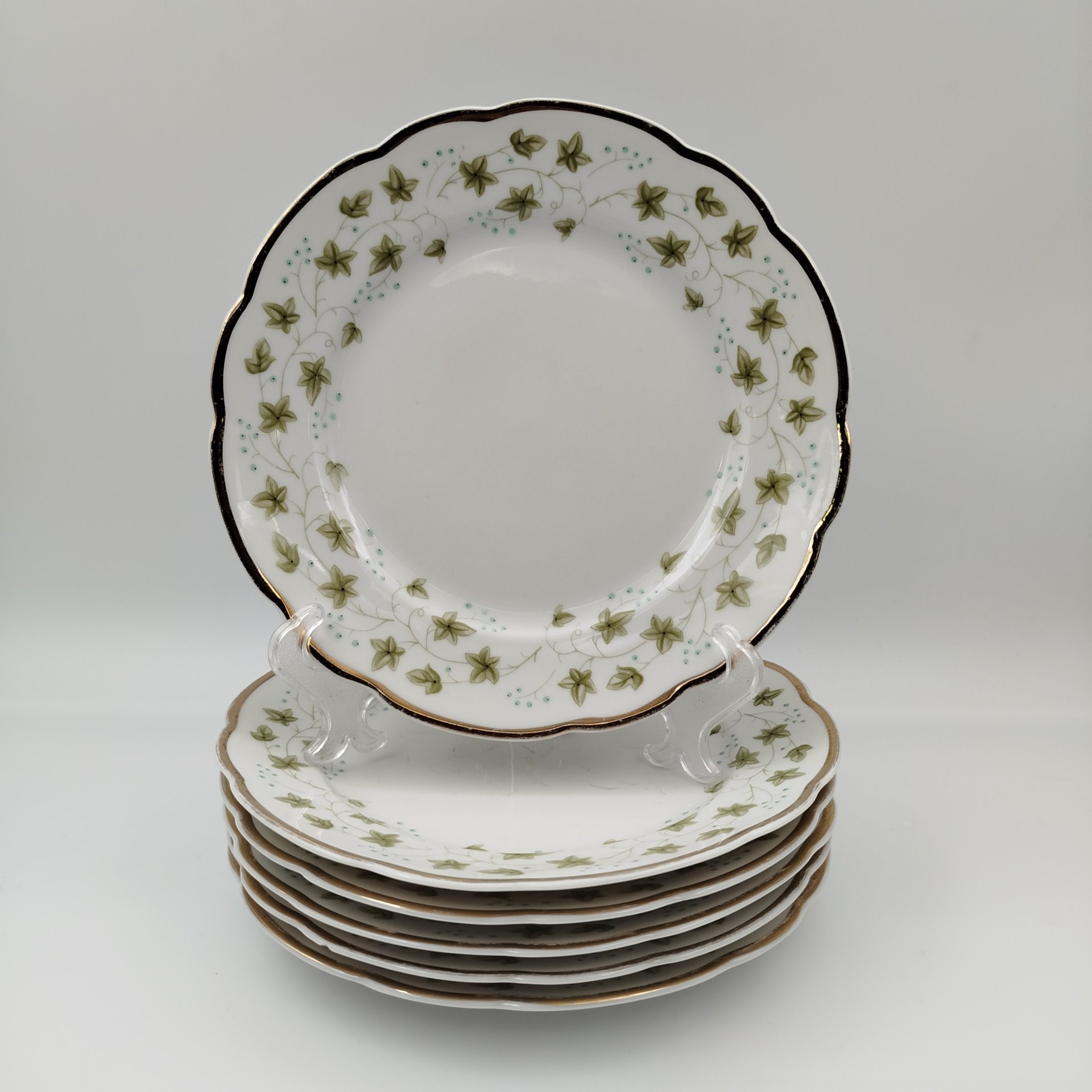 Набор десертных тарелок на 6 персон с декором в виде плюща и золотистым кантом, фарфор, деколь, золочение, Cmielow, Польша, 1950-1980 гг.