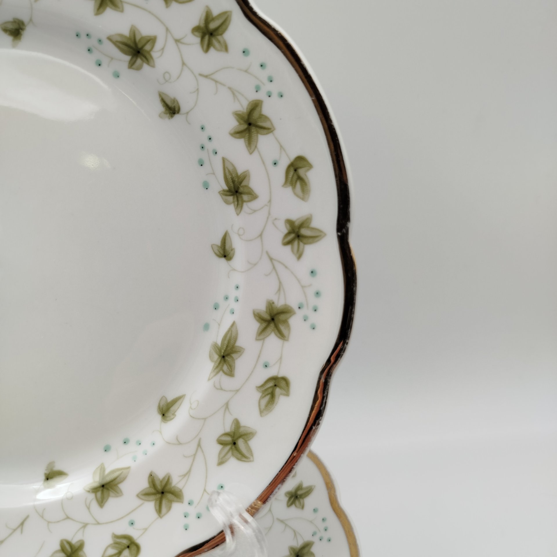 Набор десертных тарелок на 6 персон с декором в виде плюща и золотистым кантом, фарфор, деколь, золочение, Cmielow, Польша, 1950-1980 гг.