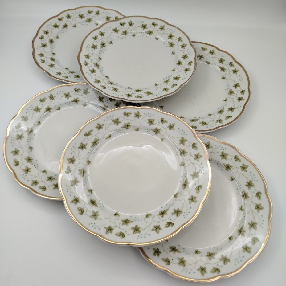 Набор десертных тарелок на 6 персон с декором в виде плюща и золотистым кантом, фарфор, деколь, золочение, Cmielow, Польша, 1950-1980 гг.