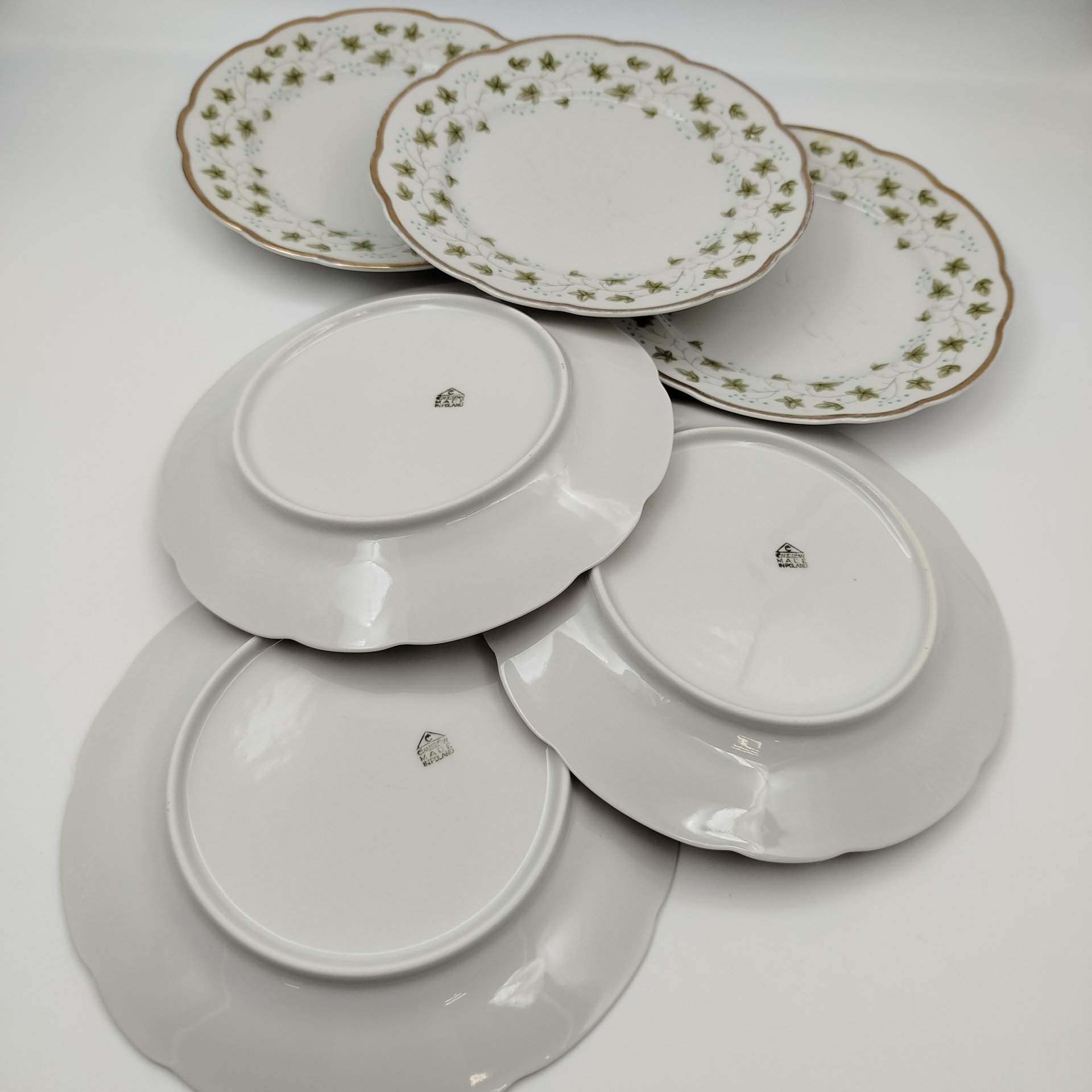 Набор десертных тарелок на 6 персон с декором в виде плюща и золотистым кантом, фарфор, деколь, золочение, Cmielow, Польша, 1950-1980 гг.