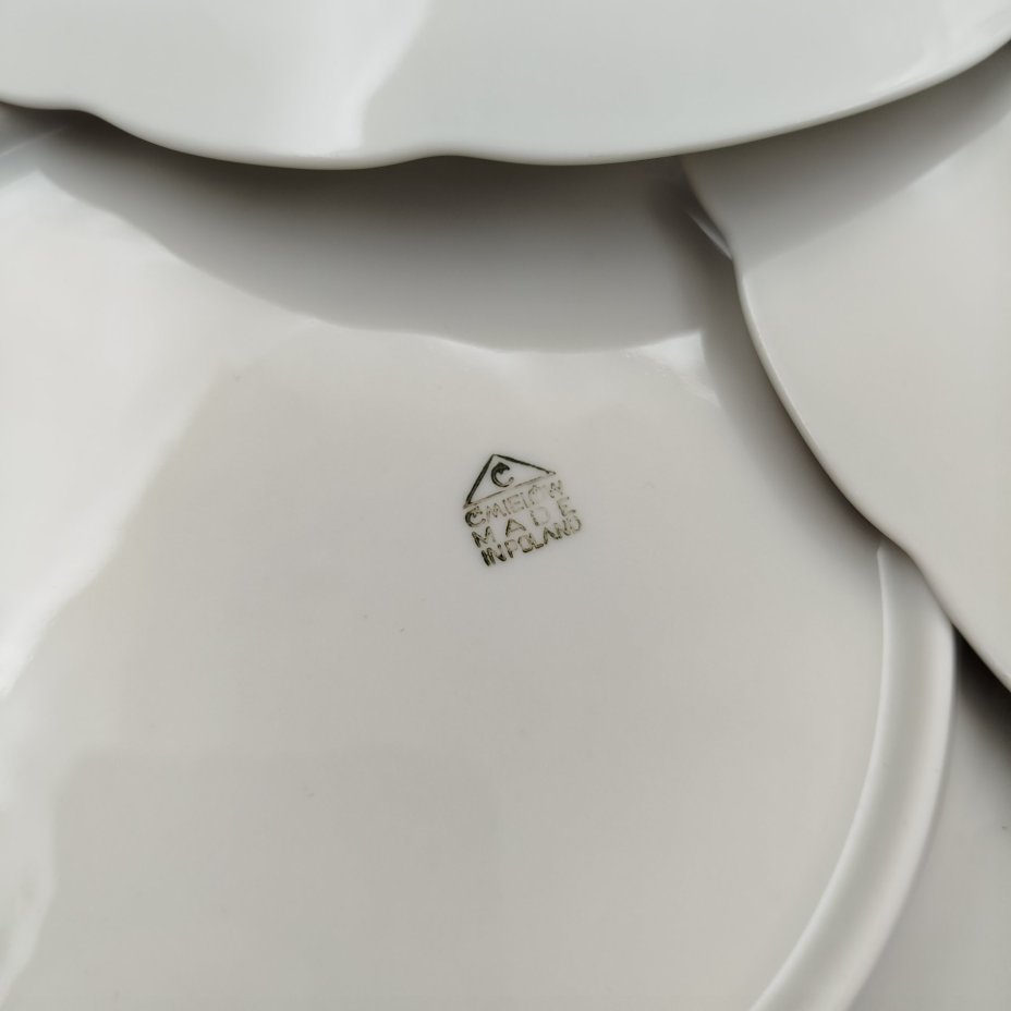 Набор десертных тарелок на 6 персон с декором в виде плюща и золотистым кантом, фарфор, деколь, золочение, Cmielow, Польша, 1950-1980 гг.