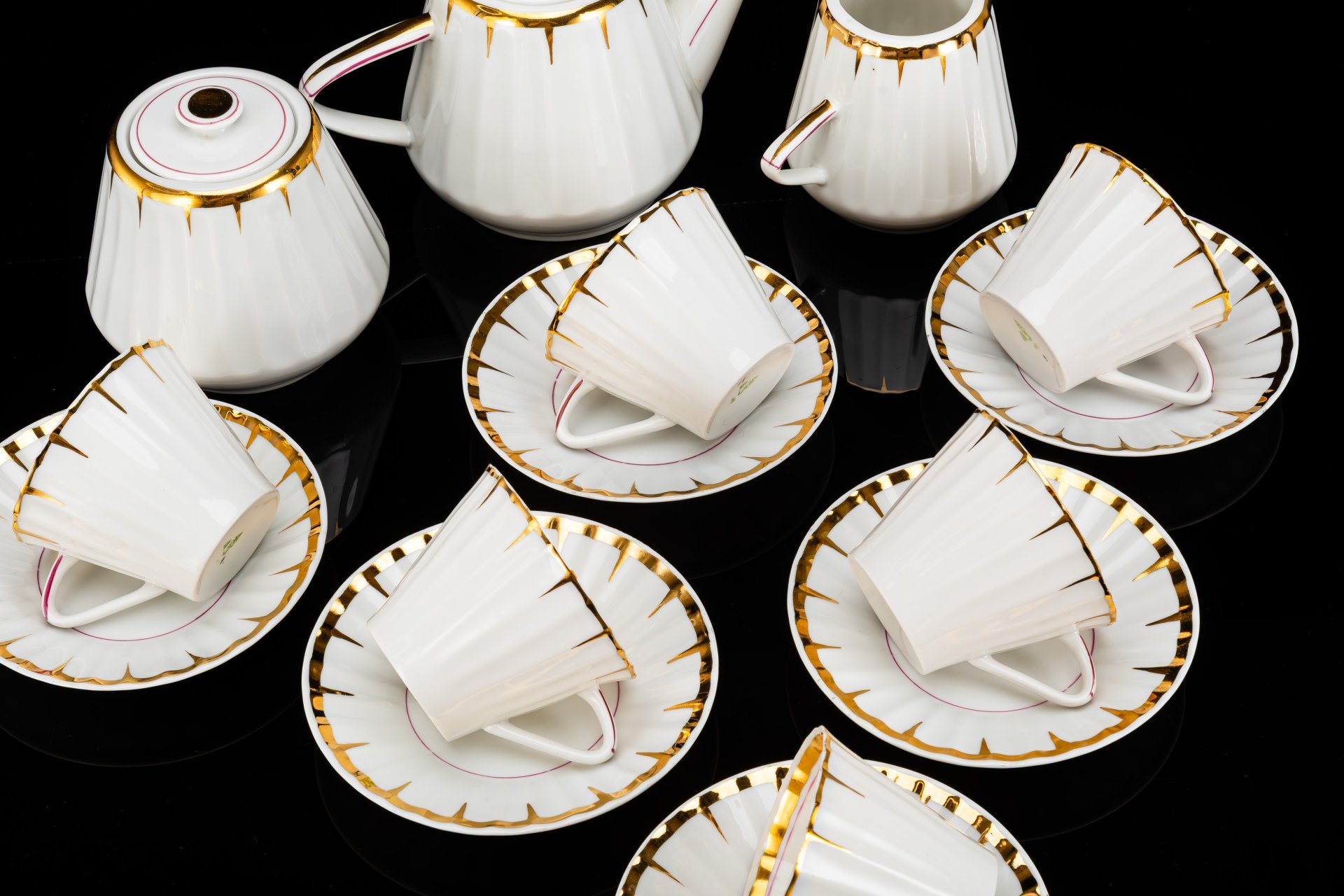 Сервиз чайный с декором в виде золотого дождика на 6 персон (15 предметов), форма "Каннелюрный", автор формы Ольшевский В.Н.