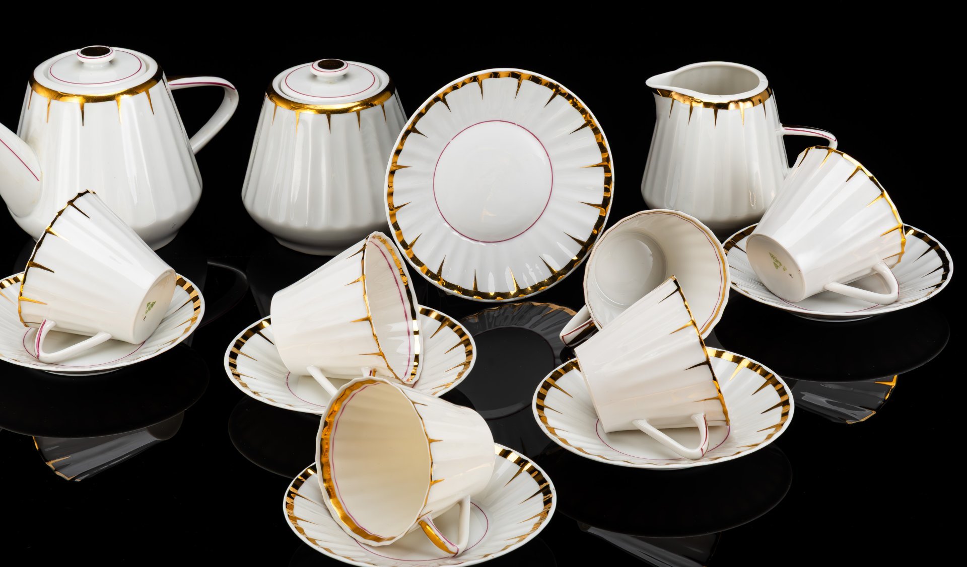 Сервиз чайный с декором в виде золотого дождика на 6 персон (15 предметов), форма "Каннелюрный", автор формы Ольшевский В.Н.